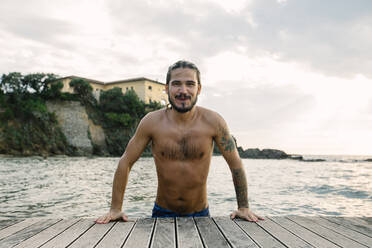 Mann taucht auf dem Pier am Meer auf, Livorno, Italien - CUF56281