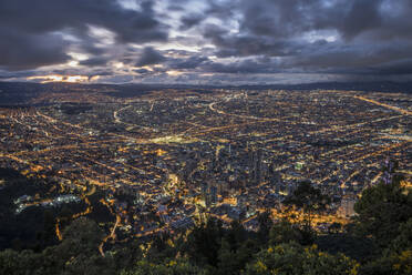 Blick vom Cerro Monserrate in der Dämmerung über die Stadt Bogota - ISF24258