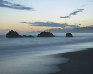 Playa los Angeles in der Morgendämmerung, Strand und Blick auf das Meer und die vorgelagerten Inseln - ISF24263