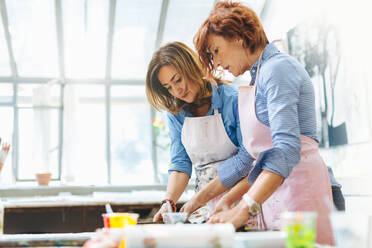 Zwei Frauen arbeiten im Kreativstudio - CUF56323