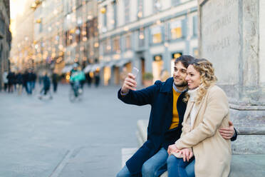 Couple taking selfie at piazza, Firenze, Toscana, Italy - CUF56335