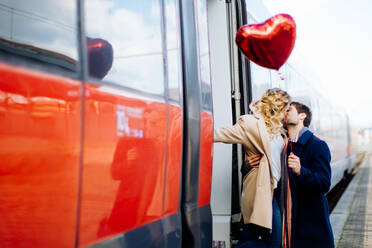 Küssendes Paar neben dem Zug, Florenz, Toskana, Italien - CUF56352