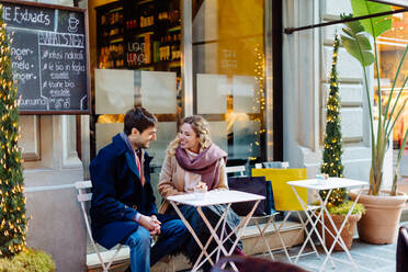 Ehepaar im Gespräch in einem Café, Florenz, Toskana, Italien - CUF56362