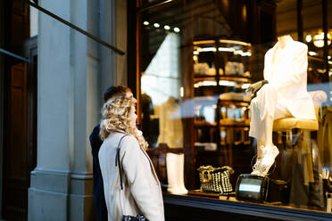 Couple window shopping, Firenze, Toscana, Italy - CUF56367