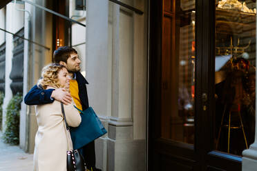 Couple window shopping, Firenze, Toscana, Italy - CUF56368