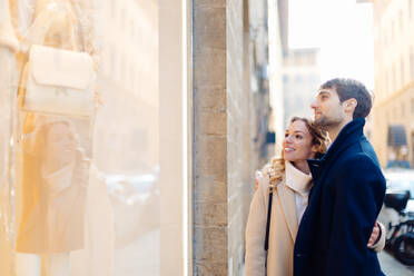 Couple window shopping, Firenze, Toscana, Italy - CUF56369