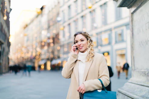 Frau mit Smartphone auf einer Piazza, Florenz, Toskana, Italien - CUF56378