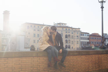 Küssendes Paar an einer Backsteinmauer, Florenz, Toskana, Italien - CUF56382