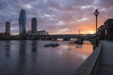 Blick von der Blackfriars Bridge bei Sonnenuntergang, Themse und moderne Gebäude sowie die untergehende Sonne. - CUF56394