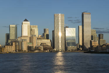 Blick über die Themse auf die hohen Gebäude von Canary Wharf in East London. - CUF56396