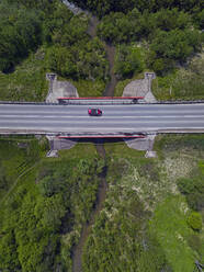Luftaufnahme eines Autos an der Brücke, Moskau, Russland - KNTF05228