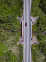 Luftaufnahme eines Autos an der Brücke, Moskau, Russland - KNTF05229