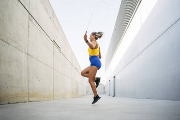 Young woman skipping rope - MPPF01035