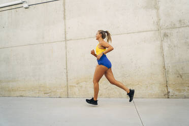 Joggerin vor der Mauer - MPPF01038