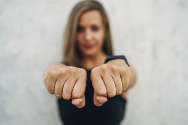 Portrait of selfdefending young woman - MPPF01049