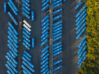 Luftaufnahme eines mit blauen Bussen gefüllten Parkplatzes - KNTF05236