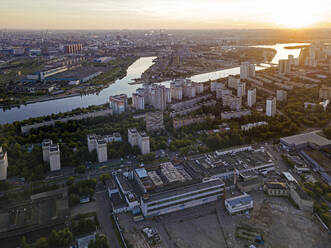 Russland, Oblast Moskau, Moskau, Luftaufnahme eines Wohngebiets bei Sonnenuntergang mit der Moskwa im Hintergrund - KNTF05246