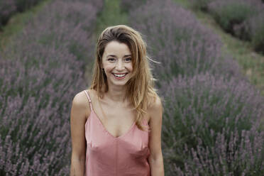 Lächelnde Frau im Lavendelfeld - GMLF00477