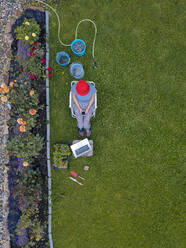 Luftaufnahme einer im Garten sitzenden Frau - KNTF05267