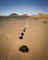 Geländewagen in der weiten, kargen Wüste - MALF00132