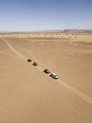 Geländewagen in der weiten, kargen Wüste - MALF00133