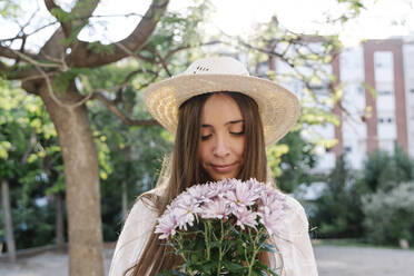 Frau hält einen Strauß frischer rosa Blumen im Frühling - RDGF00069