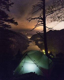 Beleuchtetes Zelt am Rande des Plansees bei Nacht - MALF00139
