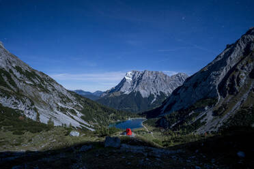 Zelt im Bergtal in der Abenddämmerung mit Seebensee im Hintergrund - MALF00152