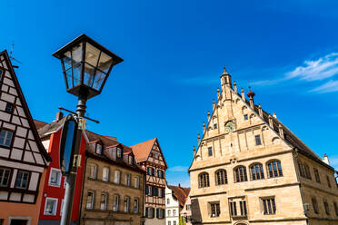 Deutschland, Bayern, Weißenburg, Straßenlaterne vor historischen Bürgerhäusern - SPCF00884