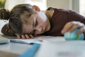Trauriges Mädchen mit Globus schlafend auf Studientisch - JOSEF01484