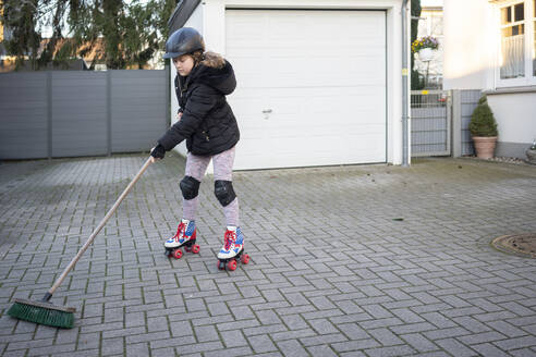 Mädchen mit Rollschuhen beim Reinigen der Veranda - JOSEF01549