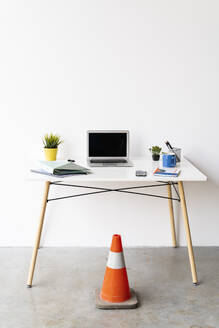 Office desk and cone - AFVF06976