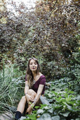 Young woman sitting in park - DCRF00616