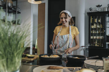 Teenage girl preparing healthy lunch in kitchen - MFF05987