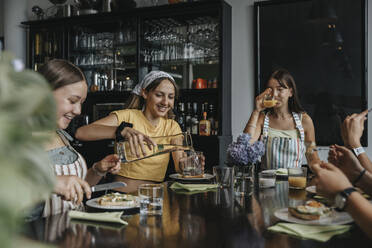 Gruppe von Mädchen im Teenageralter trifft sich zum selbstgemachten Brunch - MFF05991