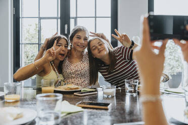 Group of teenage girls meeting for brunch, taking smartphone pictures - MFF05998