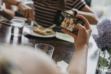 Group of teenage girls meeting for brunch, taking smartphone pictures - MFF05999