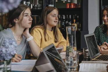 Mädchen im Teenageralter studieren und lernen von zu Hause aus mit Laptops - MFF06004