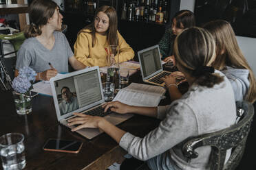 Mädchen im Teenageralter studieren und lernen von zu Hause aus mit Laptops - MFF06006