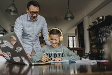 Vater hilft Sohn bei seinen Hausaufgaben - MFF06035