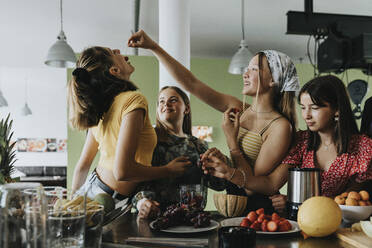 Teenager-Mädchen probieren frisches Obst für Smoothies - MFF06044