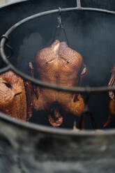 Von oben gebratenes Huhn im Tandoor in einem Marktstand - ADSF11832