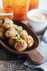 Gebratene Haferbällchen mit Tomatensoße und Schale mit Dip - EVGF03662