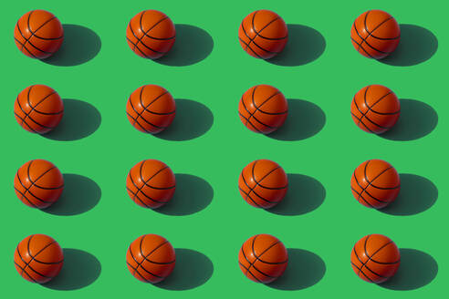 Muster von Basketbällen vor grünem Hintergrund - ERRF04292