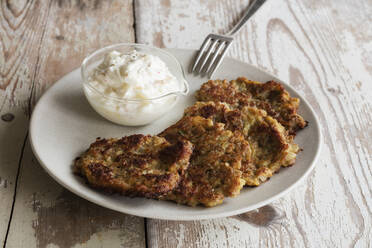 Pfannkuchen aus Roggen und Rüben mit Sauerrahm-Joghurt-Dip - EVGF03665