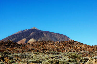 Vulkan Teide und verbrannte wilde Gegend von Teneriffa, Spanien auf dem Hintergrund des klaren blauen Himmels - ADSF12036