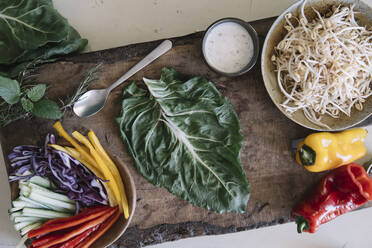 Gemüse und Joghurtsauce für vegane Brötchen auf Schneidebrett - ALBF01363