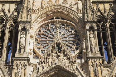 Frankreich, Marne, Reims, Skulpturen rund um das Rundfenster der Kathedrale von Reims - GWF06736