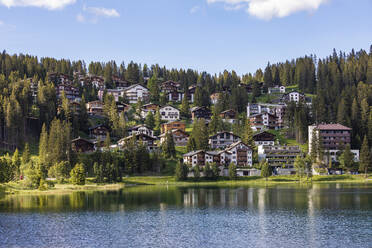 Schweiz, Kanton Graubünden, Arosa, Chalets am Ufer des Obersees im Sommer - WDF06167