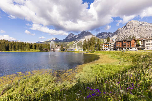 Schweiz, Kanton Graubünden, Arosa, Ufer des Obersees im Sommer mit Stadt im Hintergrund - WDF06168